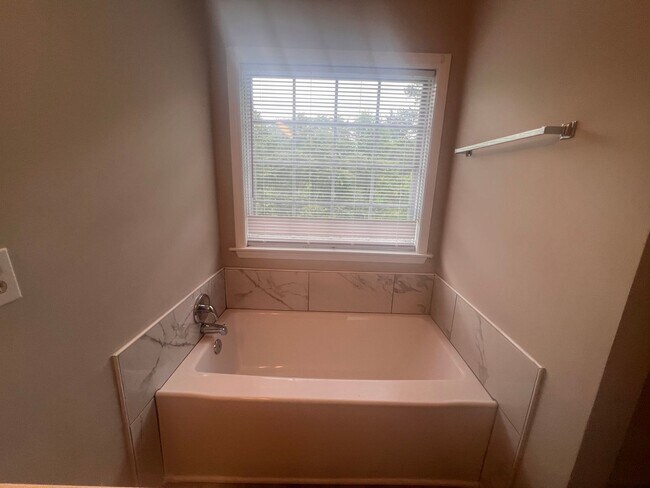 Building Photo - Charming 3-Bedroom Home with Endless Poten...