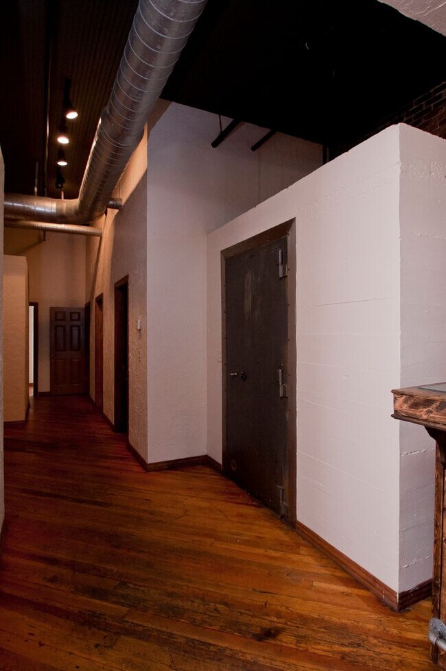 Building Photo - Market 101