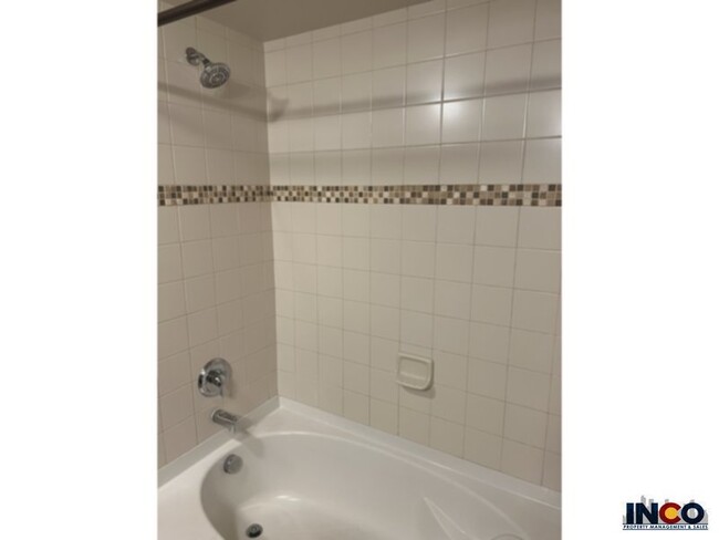 Building Photo - Beautiful 2 Bedroom 2 Bathroom Loft in the...