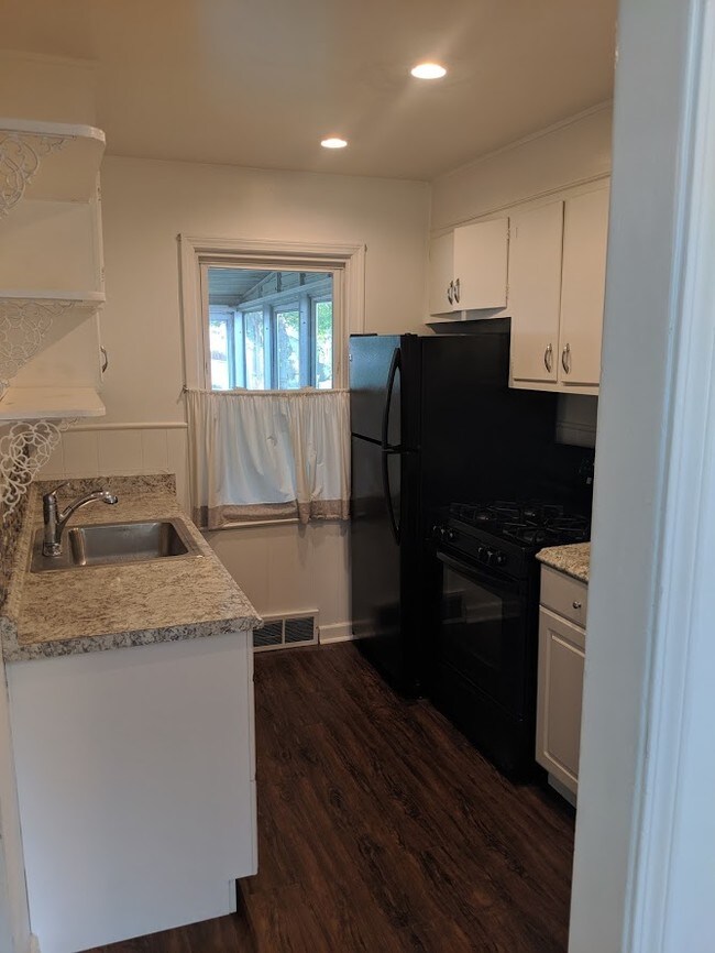 Kitchen with recessed lighting - 2144 Browning St
