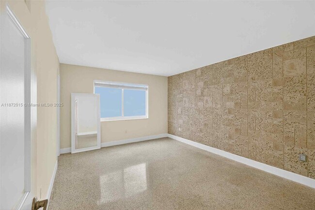 Building Photo - 537 Menendez Ave
