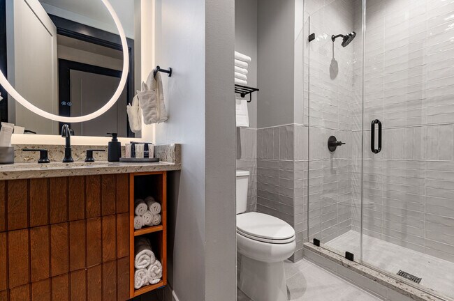 Building Photo - 1011 Canal St