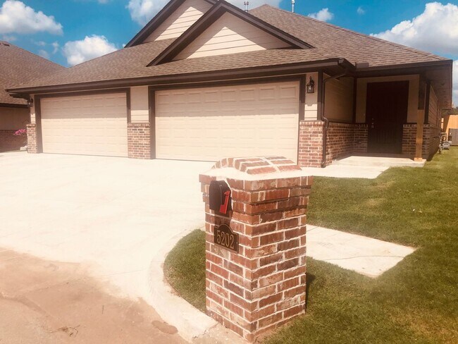 Building Photo - 5204 Oakwood Villa Ct