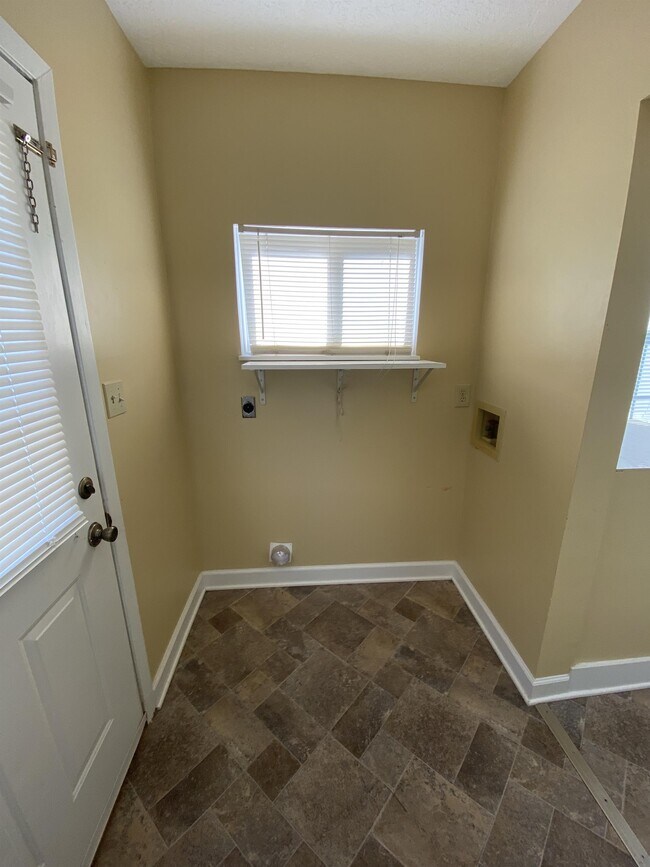 Building Photo - 1410 Irwin Ave