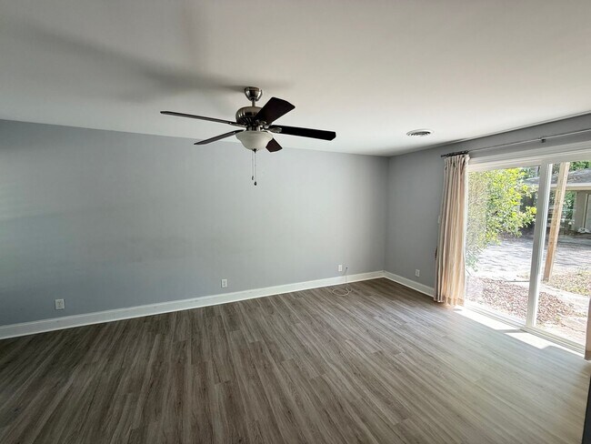 Building Photo - Spacious Updated Ranch in West Oak Forest