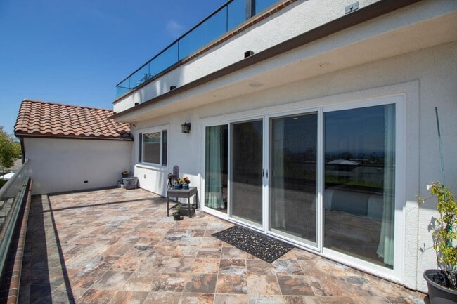 Building Photo - Prestigious Ocean View Retreat – Fully Rem...