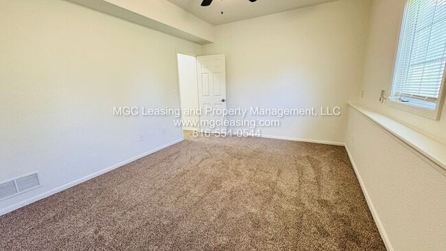 Building Photo - Creekwood Park Townhomes — Spacious 3-Bedroom minutes from downtown