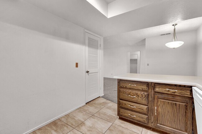 Building Photo - 2bed, 2bath condo with W/D, Balsony and river access