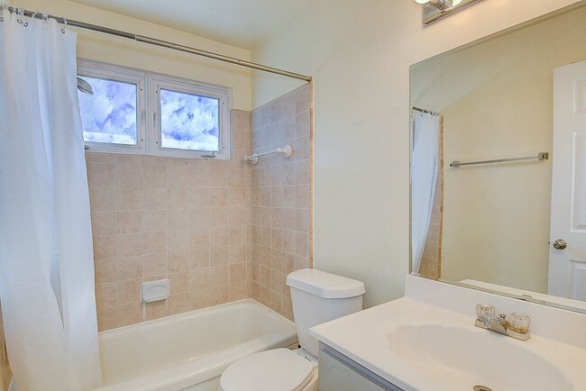 Building Photo - 3 BDRM / 2.5 BATH with FENCED BACKYARD - WINDSOR WOODS!