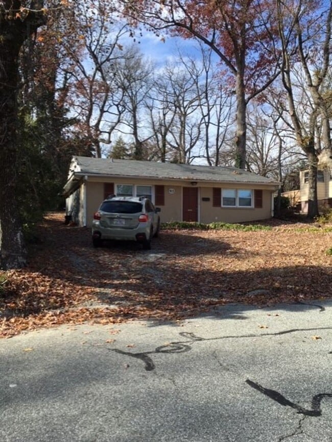 Building Photo - 2 Bedroom close to UNCG