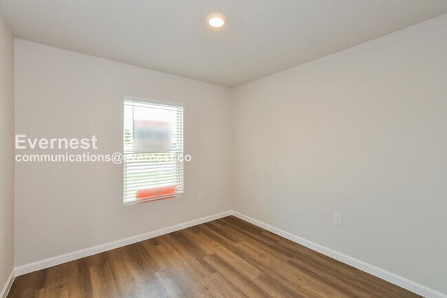 Building Photo - 5 Bed/3 Bath Home with Fenced Yard / Pet-friendly / Coming Soon!