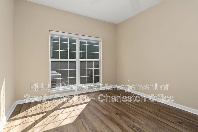 Building Photo - 700 Daniel Ellis Dr