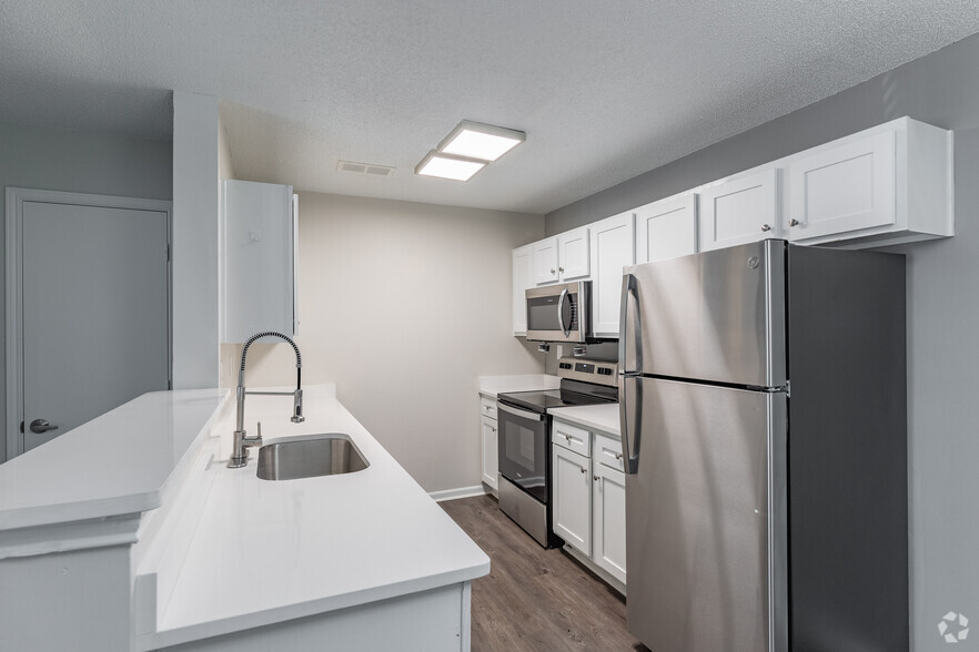 2BR, 2BA - 1,089SF - Kitchen - The Grand at 150