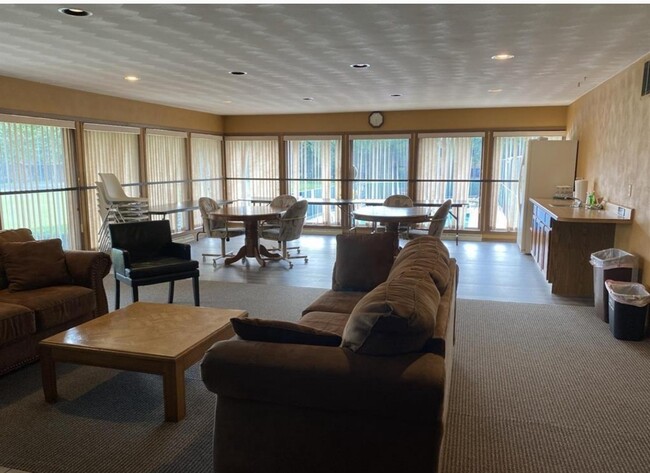 Building Photo - 1135 Manor Dr
