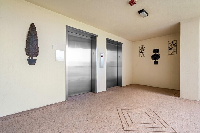 Building Photo - 7290 Kinghurst Dr
