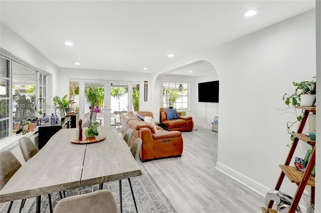 Building Photo - 5509 SW 6th St