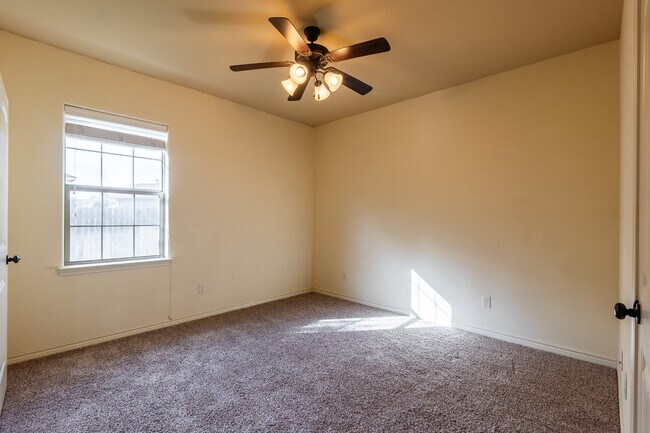 Building Photo - 312 Newcomb Ln