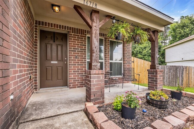 Building Photo - 16718 Warbler Dr