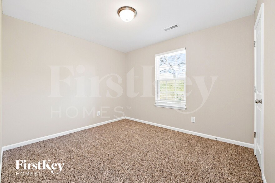 Building Photo - 2602 Meadow Knoll Dr