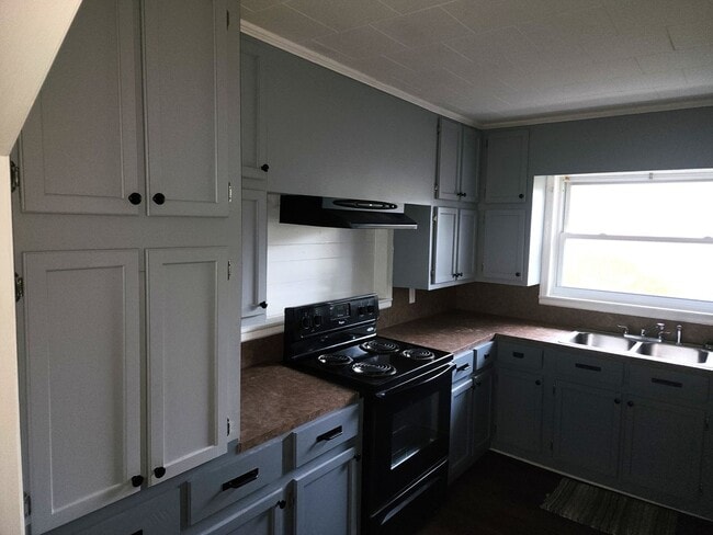 Building Photo - 3 bed 1 bath Brick Racher