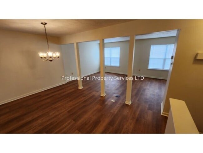 Building Photo - Beautiful 3 Level Garage Townhome Convenient Location!