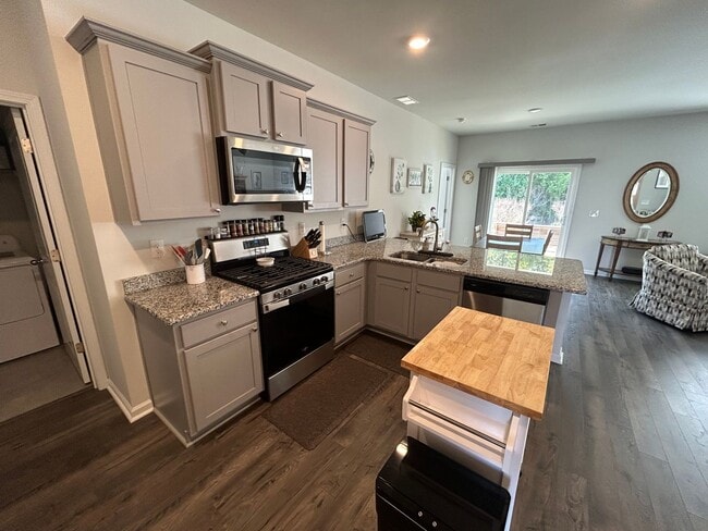 Building Photo - 304 Emery Oak Dr