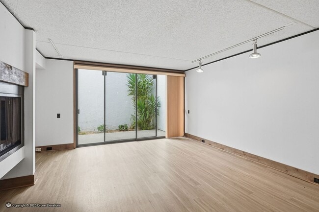 Building Photo - DOWNTOWN ~ Luxury Gene Leedy Townhouse ~ with Community Pool