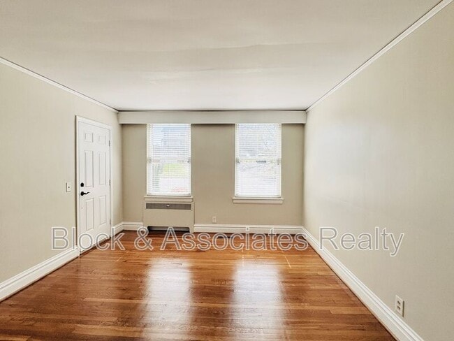 Building Photo - 1108 W Friendly Ave