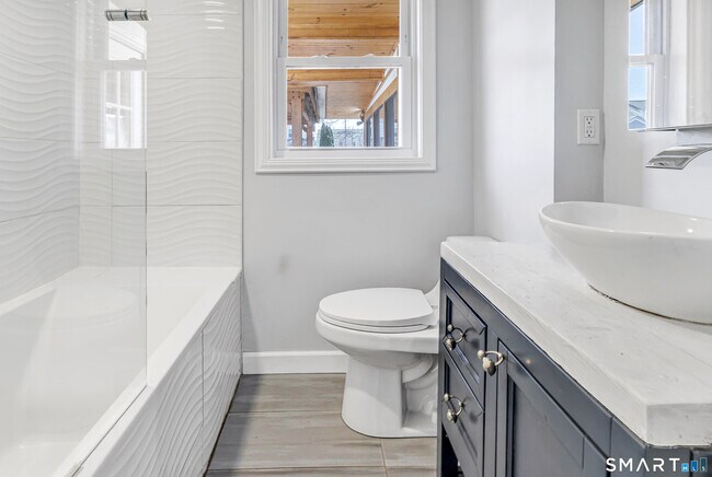 Building Photo - 855 Riverside Dr