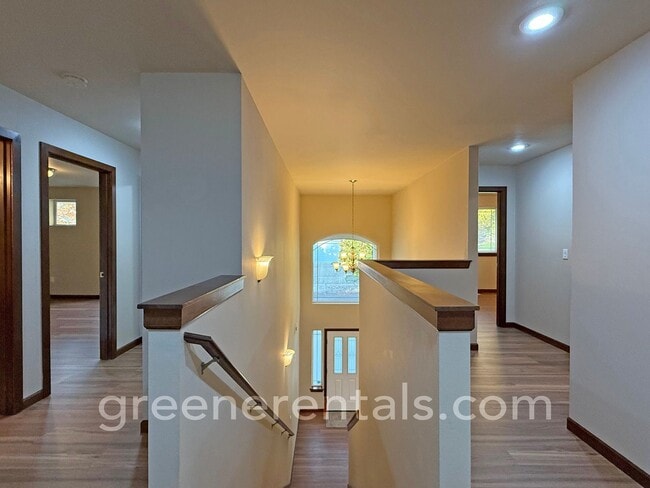 Building Photo - 4BR 2.5BA Home on Tumwater Hill