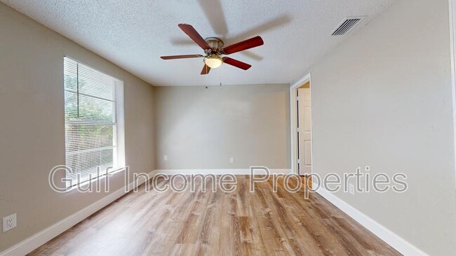 Building Photo - 2515 30th Ave Dr E
