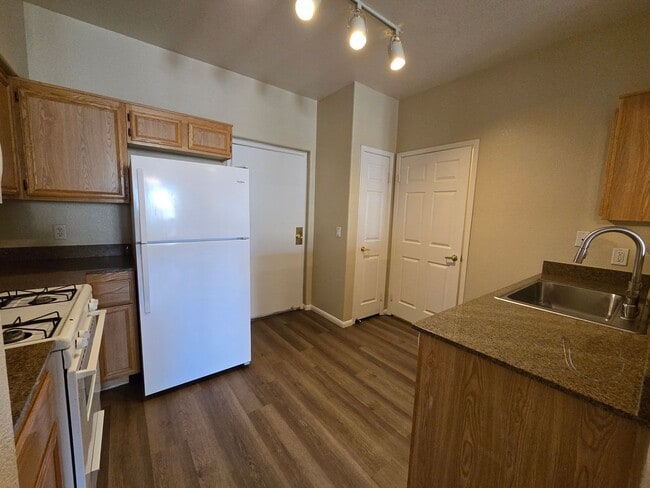 Building Photo - 1 bed, 1 bath condo with 2 car garage!!!