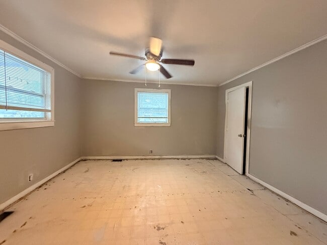 Building Photo - COMING SOON! 2 Bed House! Making it ready for you!