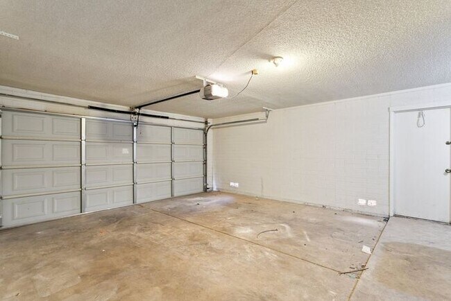Building Photo - 2213 S Saratoga