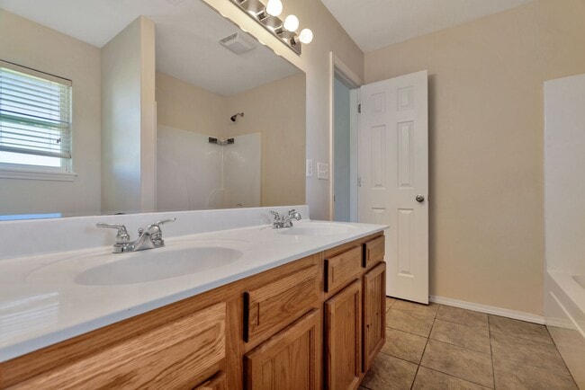 Building Photo - Beautiful 4-bedroom 2 bath Home in Bentonville!