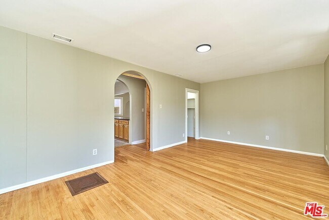 Building Photo - 429 S Orange Dr