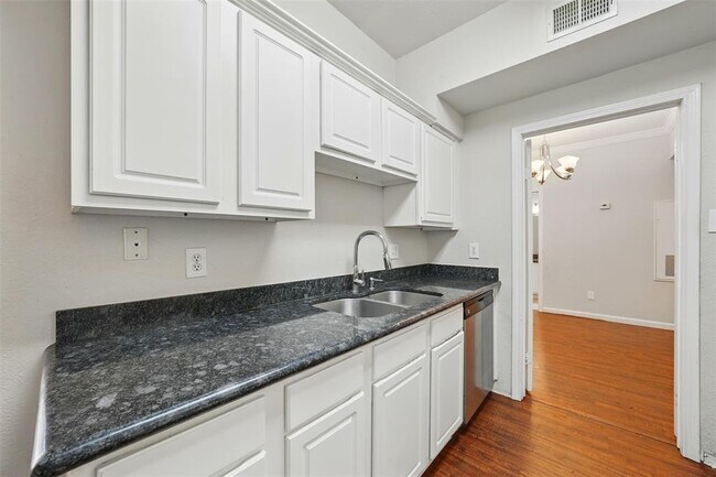 Building Photo - 2255 Braeswood Park Dr