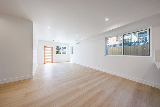 Building Photo - 1330 S Longwood Ave