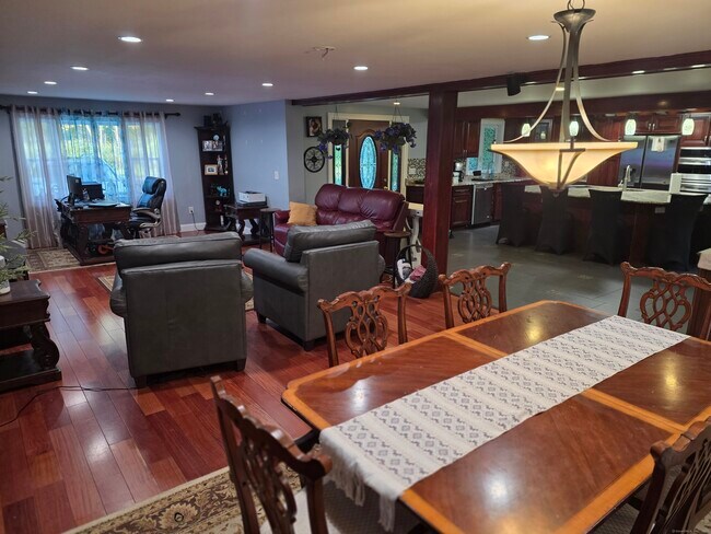 Building Photo - 913 Pleasant Valley Rd