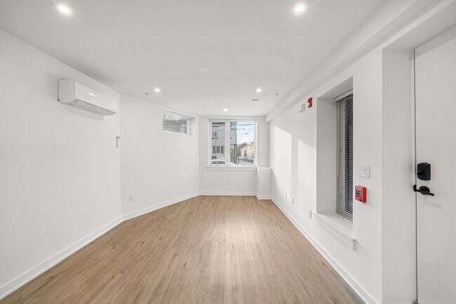 Building Photo - Fairmount/Brewery town gorgeous luxury apartment home, oversized rooms