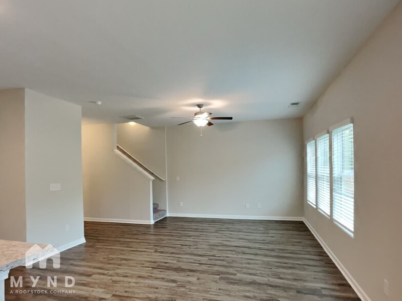 Building Photo - 460 Americana Dr