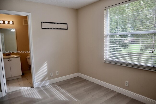 Building Photo - 8656 Southgate Shores Cir