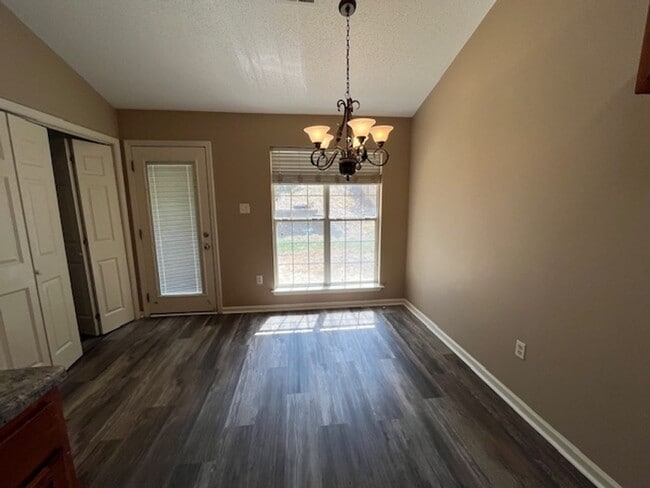 Building Photo - Renovated 2 Bedroom 2 Bath Home for Rent!