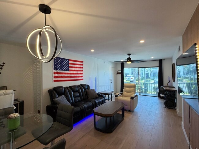 Building Photo - 180 Cypress Club Dr