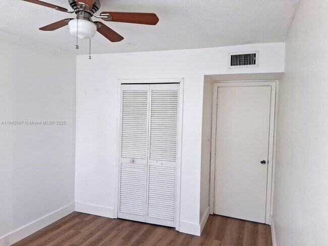 Building Photo - 16801 NE 14th Ave