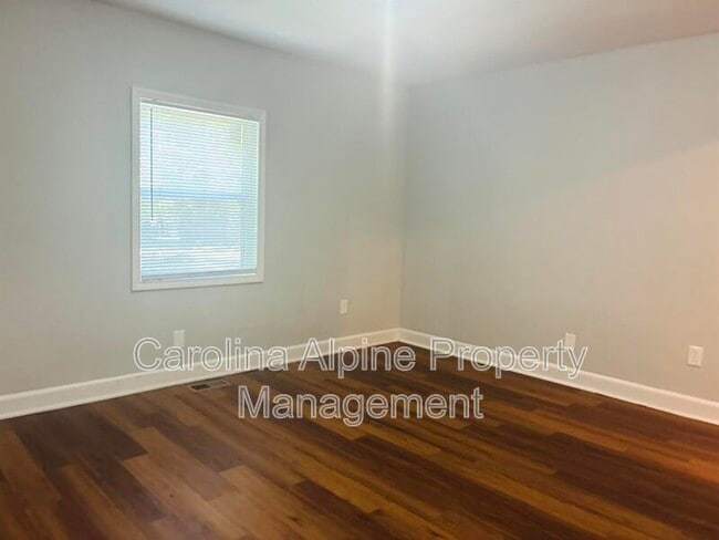 Building Photo - 604 Park Ave