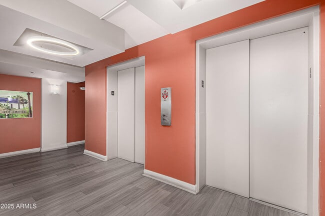 Building Photo - 535 W Thomas Rd