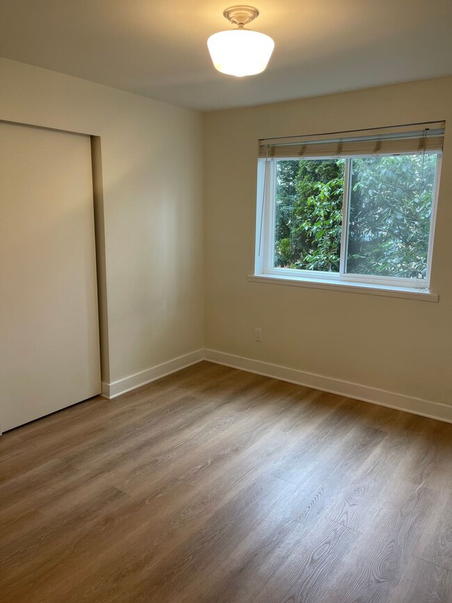 Building Photo - 2 bedroom, 2 bath condo near Greenwood.