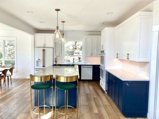 Building Photo - Elegant Awbrey Butte Home | Unfurnished | ...