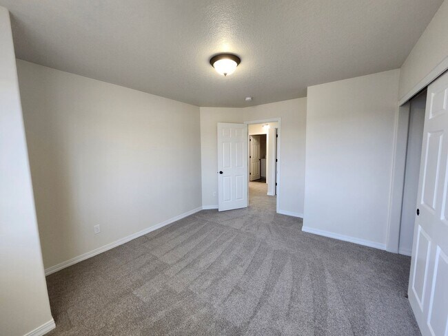 Building Photo - 1/2 off First Month's Rent- South Richland Location, 3 bed, 2.5 ba + Bonus Room